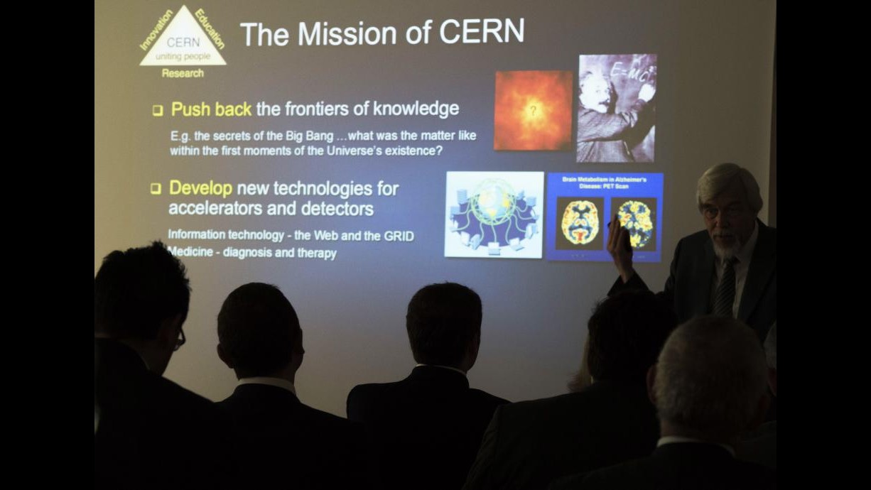 Matteo Renzi in visita al Cern di Ginevra: Qui c’è l’Europa che ci piace