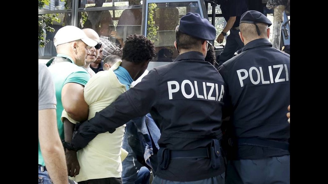 Torino, in corso sgombero edificio occupato: in 4 sul tetto