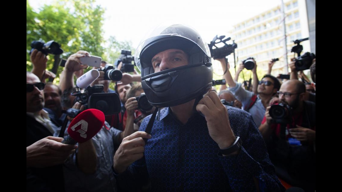 Varoufakis tra moto, camicie e politica: ritratto di un outsider