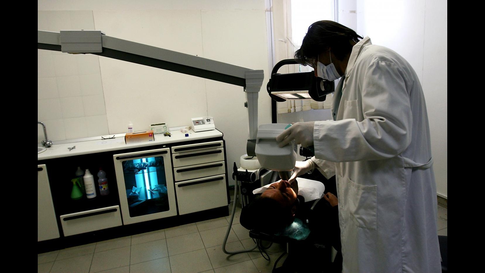 Salute, Istat: Nel 2013 meno italiani dal dentista -1,4%