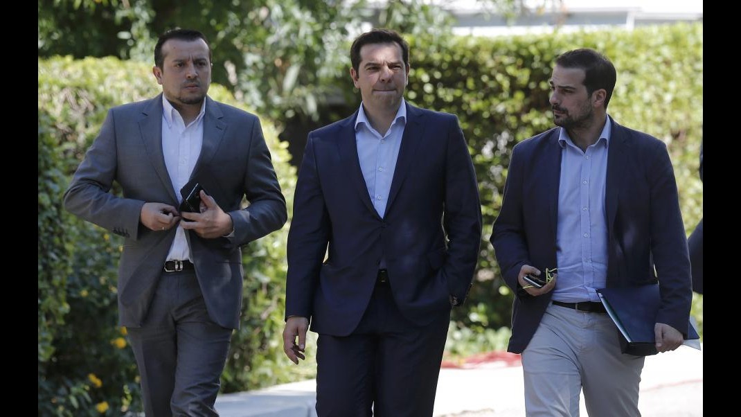 Hollande: Porta aperta, Tsipras faccia proposte Tsakalotos ministro al posto di Varoufakis