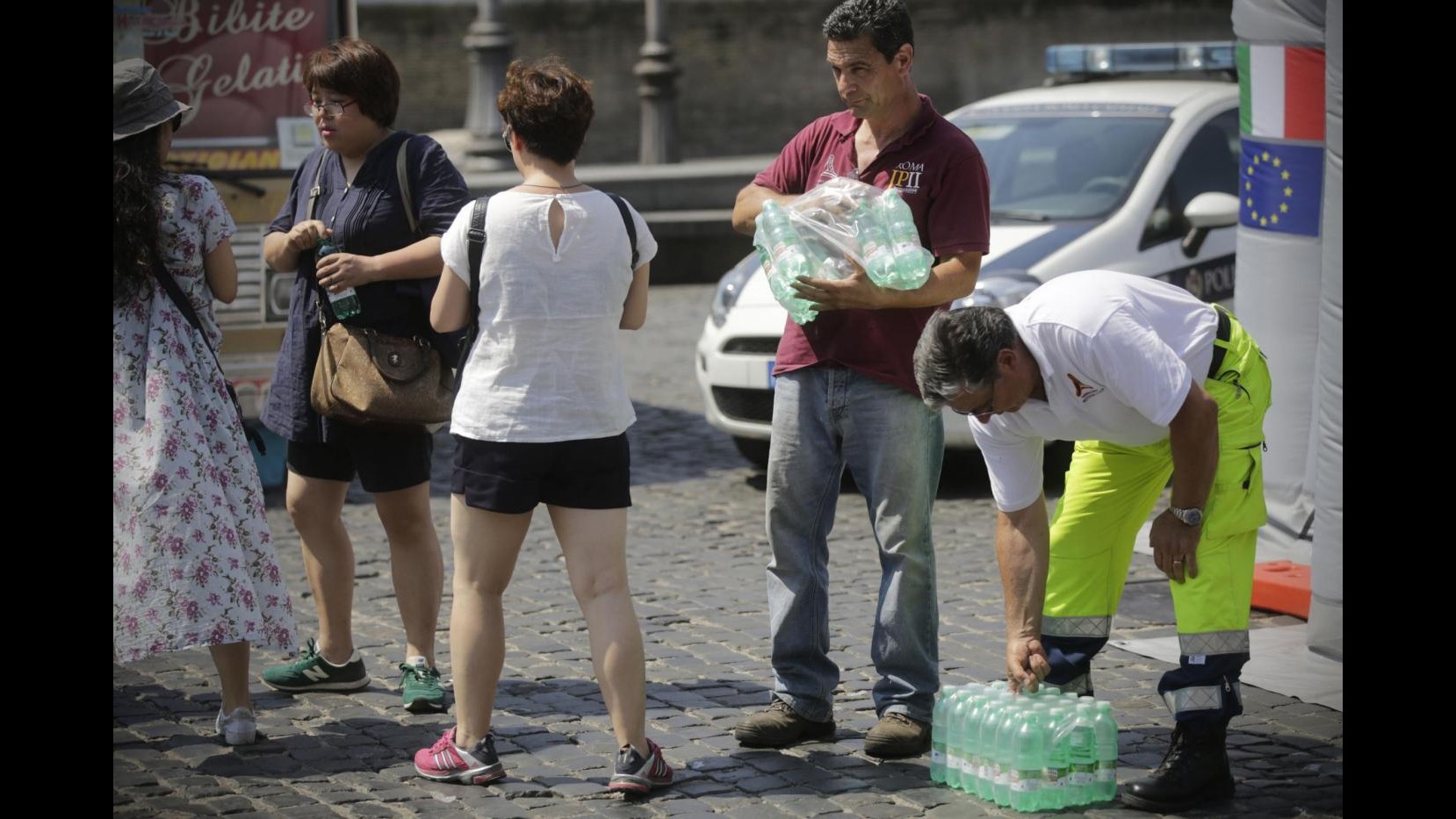 Roma, distribuite 20mila bottiglie acqua per combattere caldo torrido