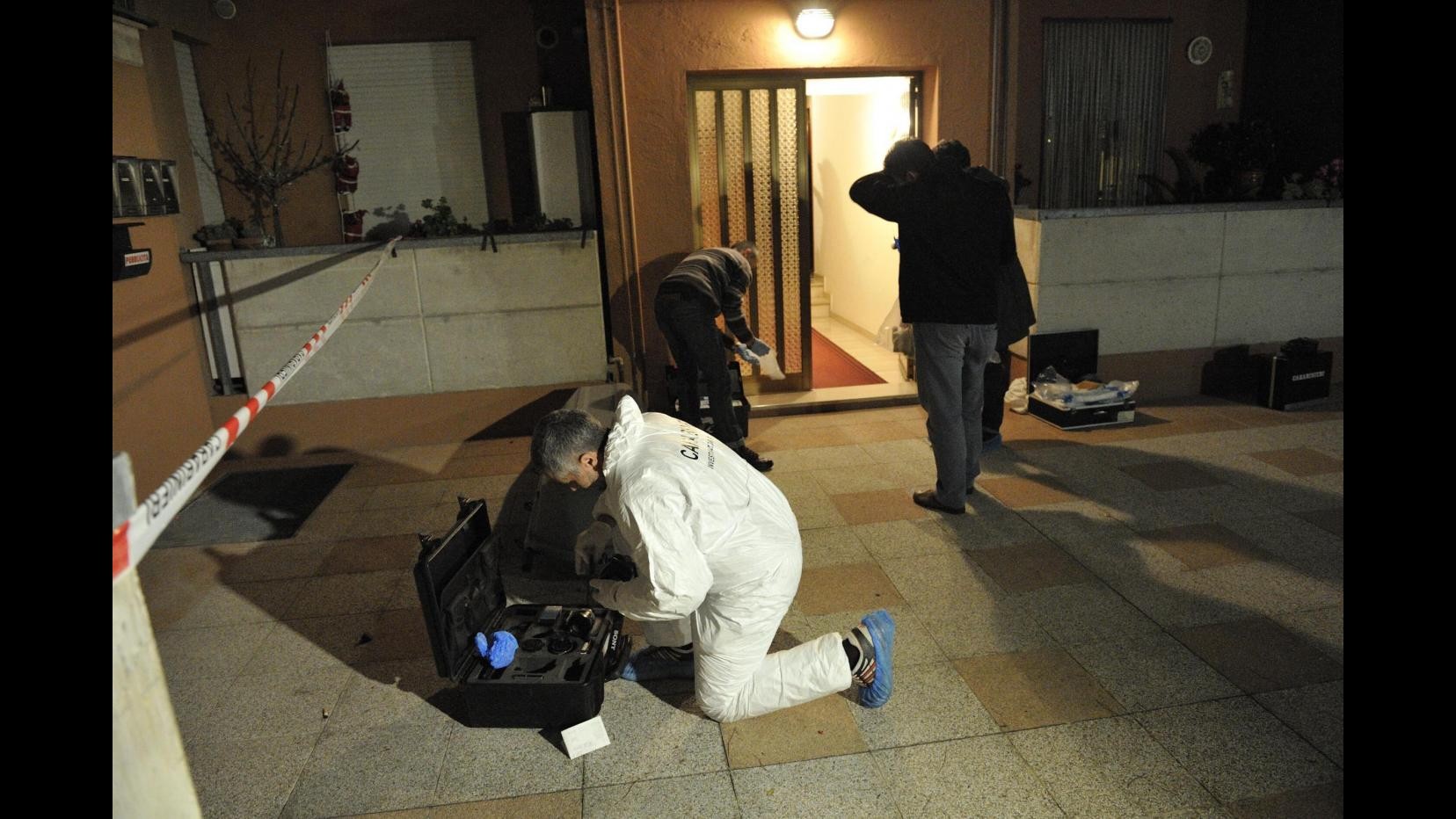 Tabaccaia massacrata a coltellate: incasso nel retrobottega. Caccia al killer