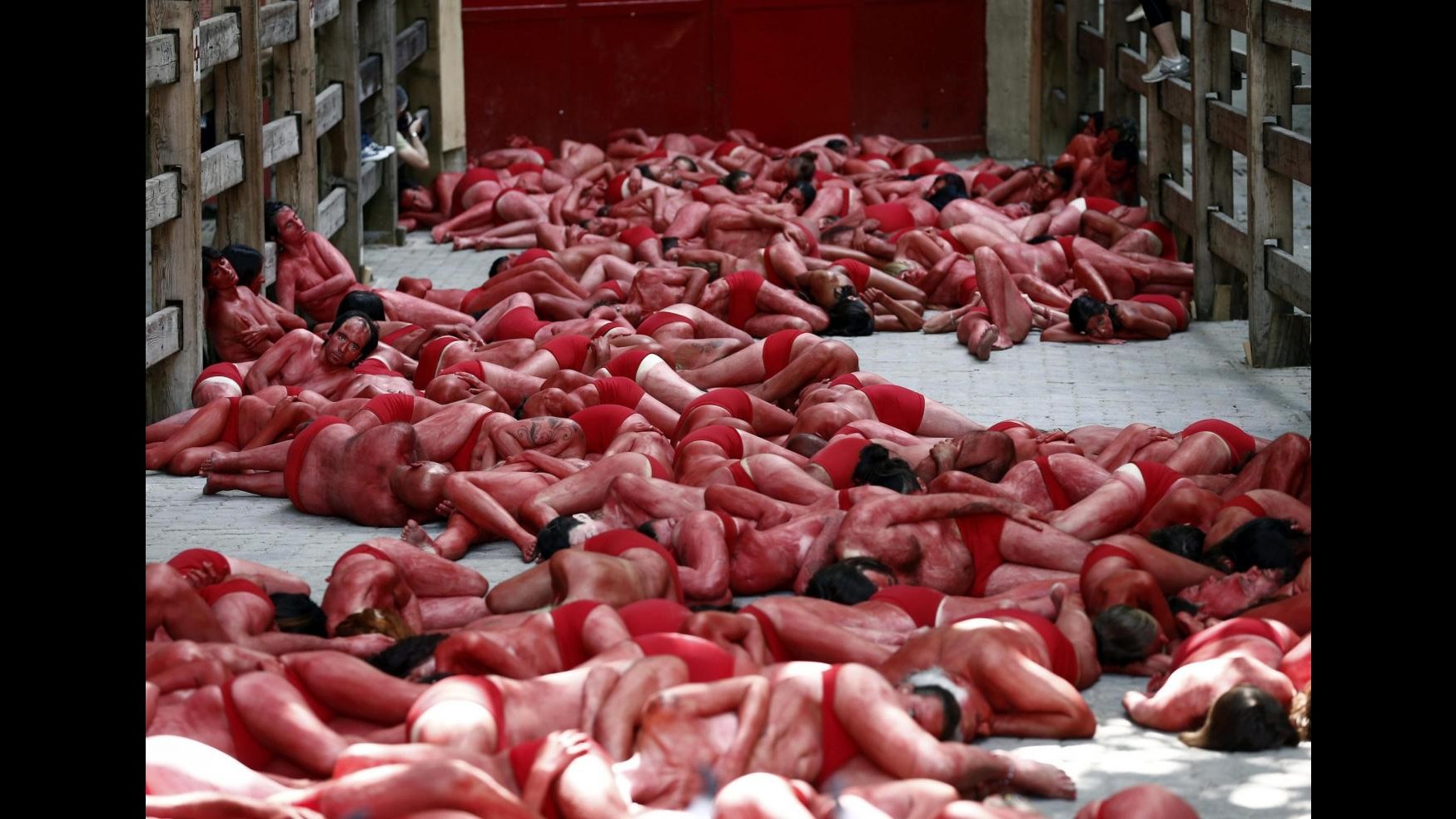 Pamplona, corpi nudi sdraiati a terra: la protesta degli animalisti