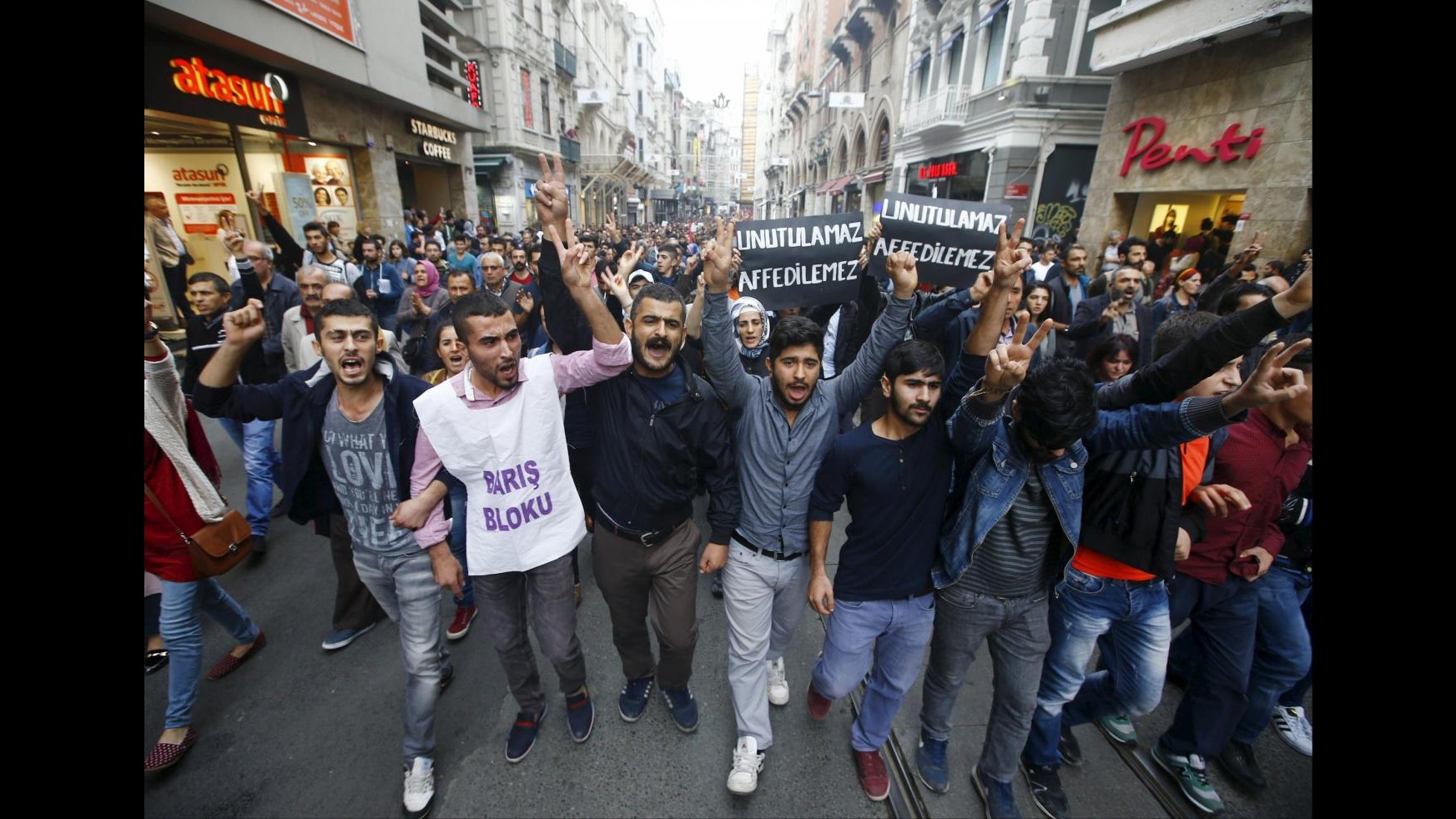 Turchia, proteste anti-Erdogan a Istanbul durante funerali vittime