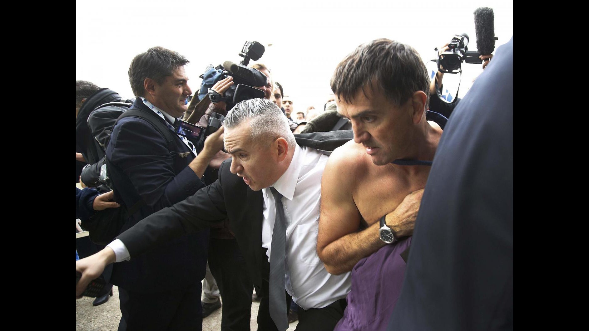 Air France, arrestati cinque sindacalisti Cgt dopo l’aggressione ai dirigenti