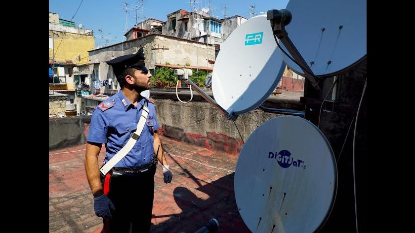 Napoli, scoperto il poligono dei baby boss: è tra le antenne paraboliche dei tetti