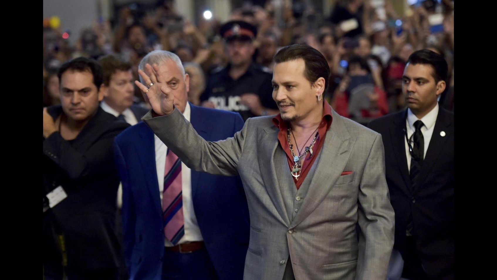 Johnny Depp ‘ladro’ di microfoni sul red carpet di Black Mass
