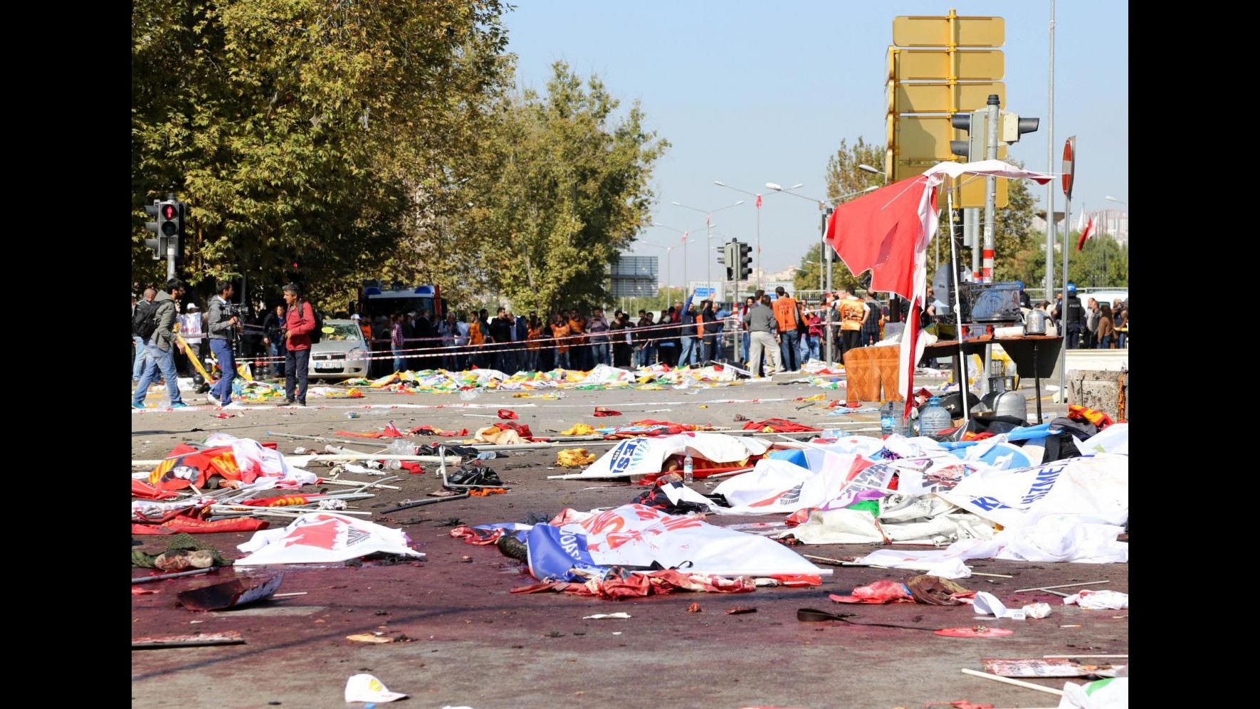 Turchia in piazza il giorno dopo Ankara. 128 i morti, sospetti su Isis