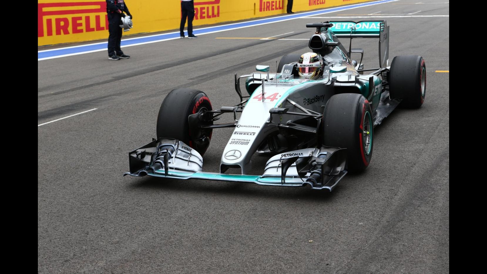 F1, Hamilton vince in Russia davanti a Vettel, 3° Perez. Rosberg ritirato