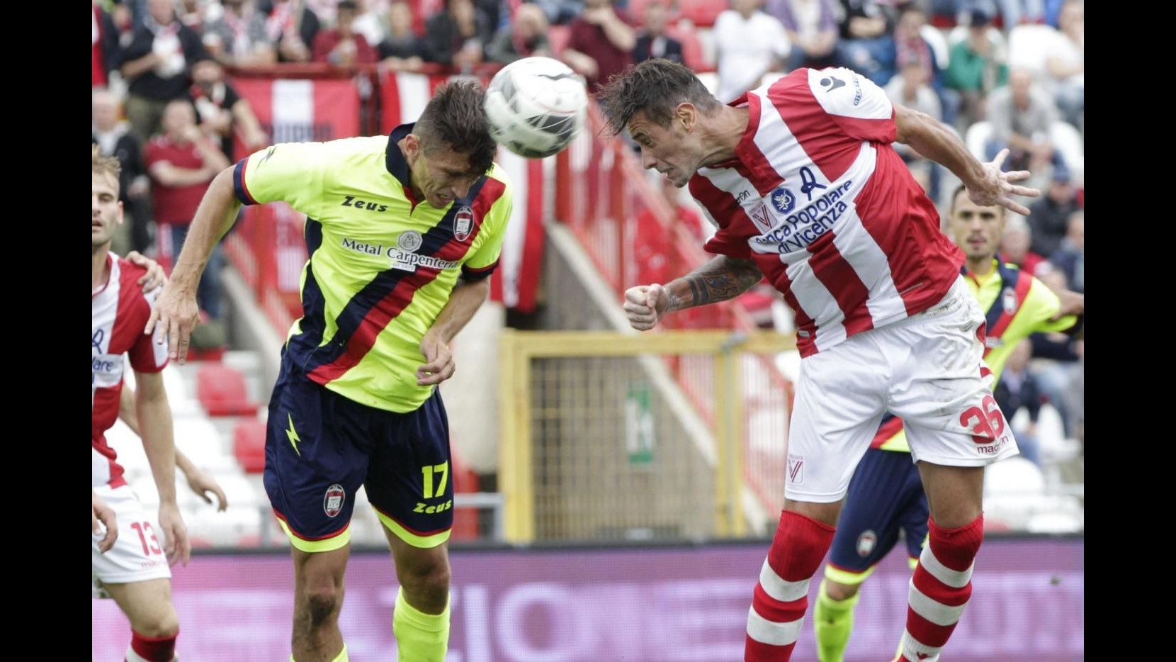 Serie B: Crotone pari e primato, Novara vince derby a Vercelli