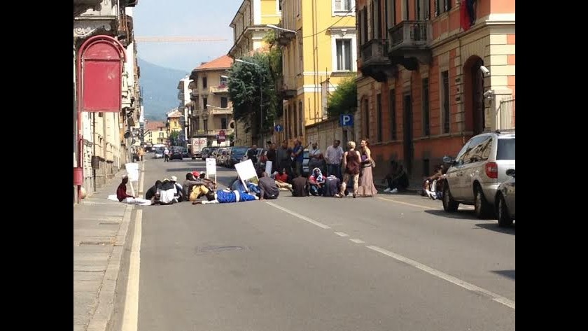 Immigrazione, migranti a Biella bloccano il traffico: Vogliamo i documenti