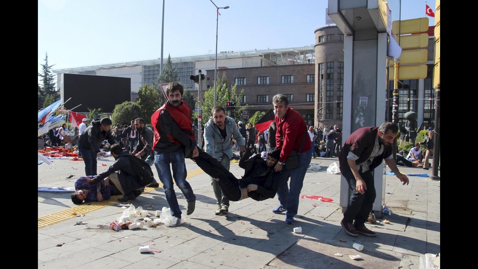 Turchia, strage al corteo per la pace: 128 vittime. Il Papa: Dolore per morti inermi – VIDEO