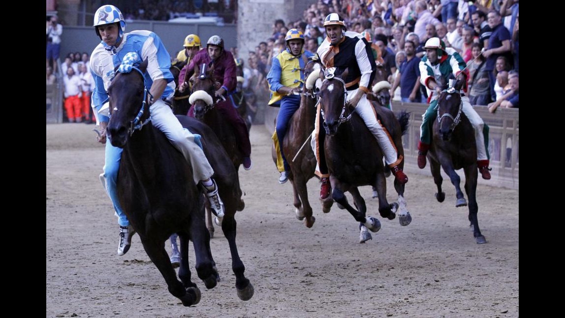 Rai2, domani in diretta il Palio di Siena