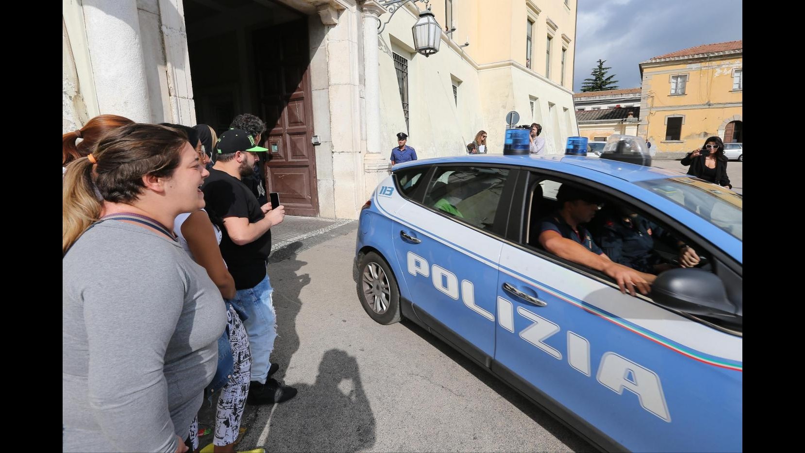Caserta, usavano la macchina per ‘scortare’ i cantanti: arrestati tre poliziotti