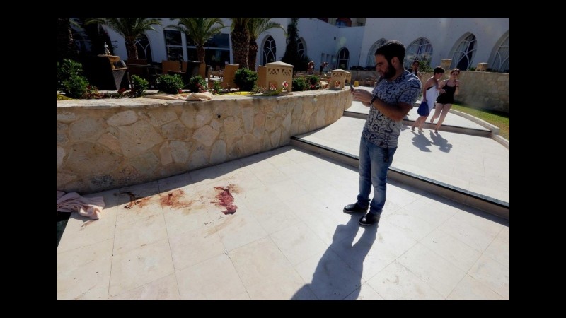 Sousse, un testimone: Killer era con altri, foto a turisti prima di spari