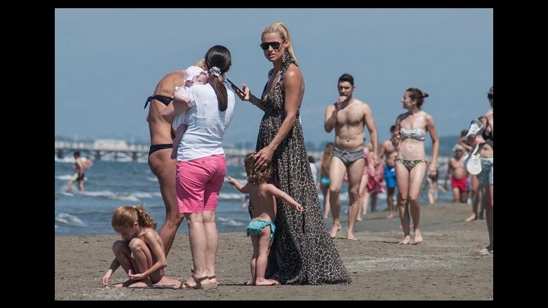 Famiglia Trussardi in vacanza: Michelle e Tomaso coccolano le figlie