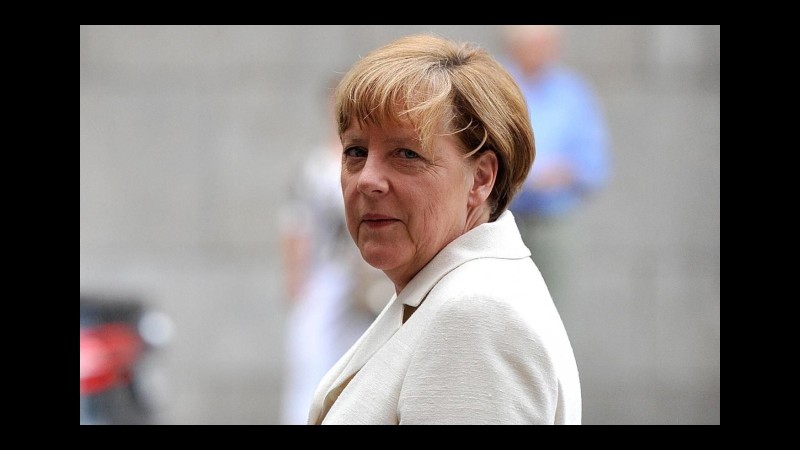 Migranti, Angela Merkel: Dublino è superato, mi impegno per nuova procedura