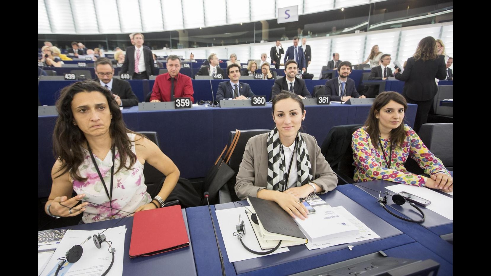Ue, M5s abbandona aula Europarlamento per discorso Hollande-Merkel