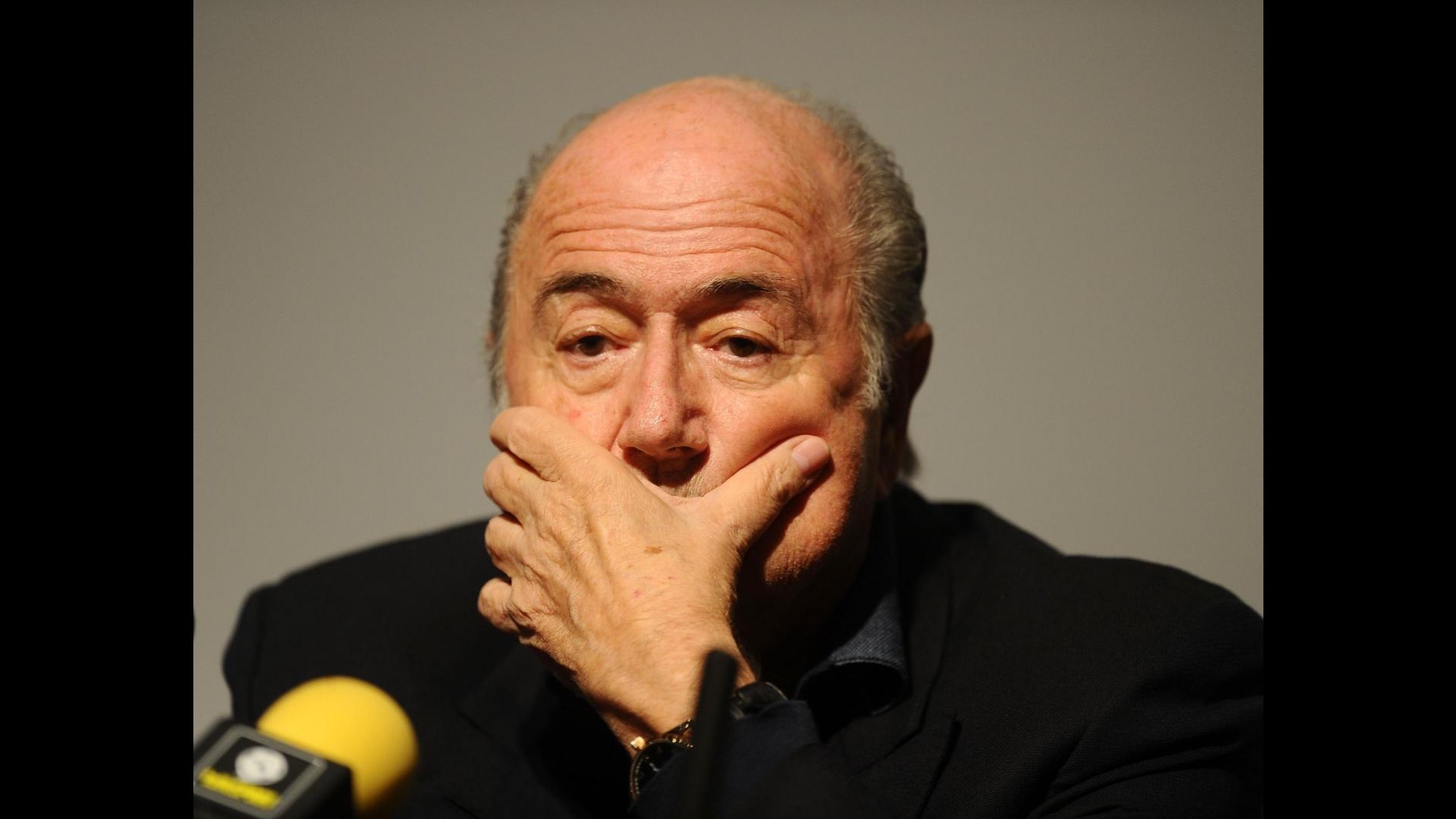 Fifa, Blatter contestato con lancio di banconote false