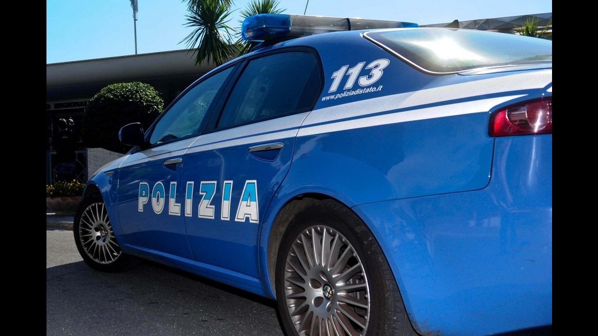 Milano, danneggia venti auto e un’ambulanza: arrestato dalla polizia