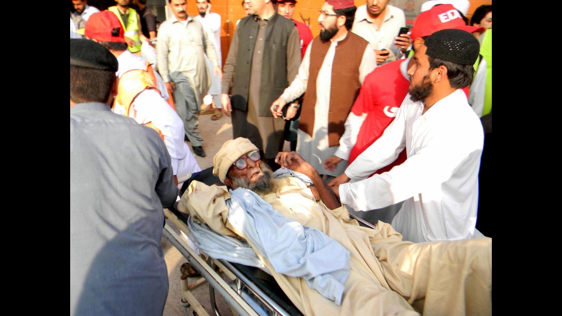 Sisma di magnitudo 7.5 tra Pakistan e Afghanistan: oltre 230 morti, centinaia feriti