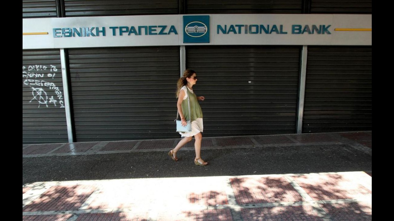 Grecia, Merkel: Discuteremo modifiche al debito. Domani riaprono le banche