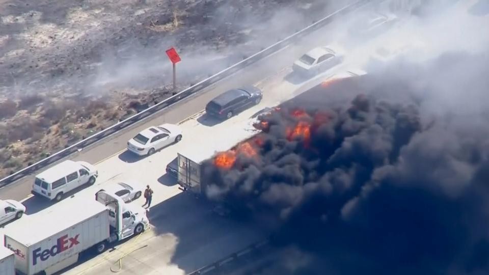 Usa, incendio in California: mezzi abbandonati in fiamme in autostrada