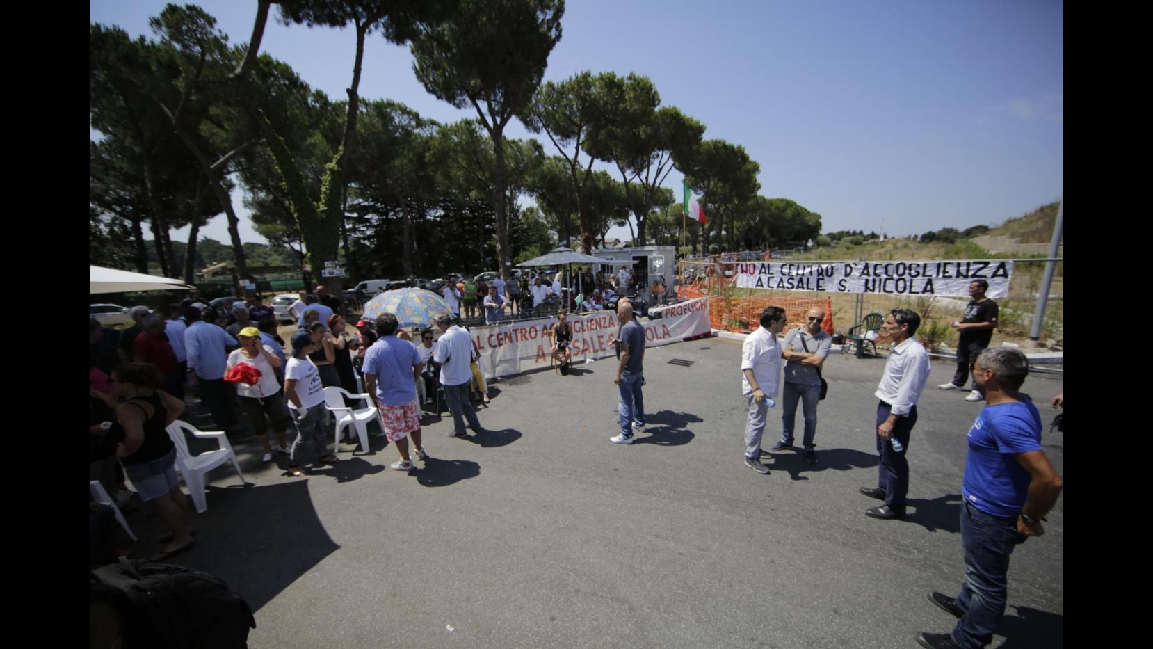 Roma Tiburtina, polizia sgombera hotel occupato. Famiglie: Non ce la facciamo più