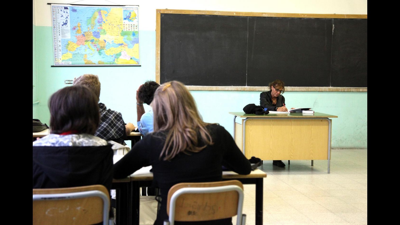 Parma, insulti razzisti e strattoni ad alunni: indagate maestra e preside