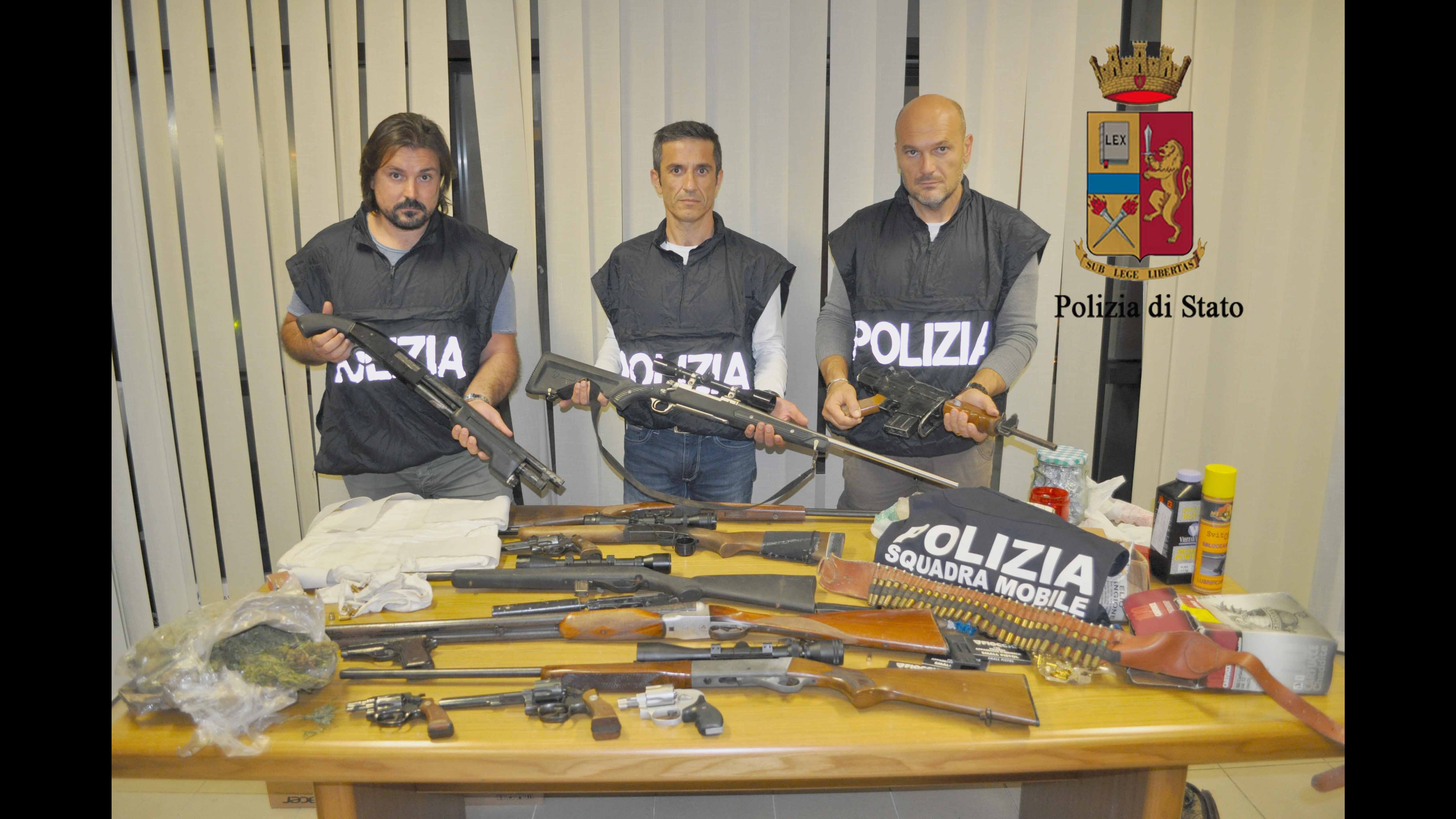 Ragusa,anche penna-pistola di 007 nell’arsenale scoperto dalla polizia