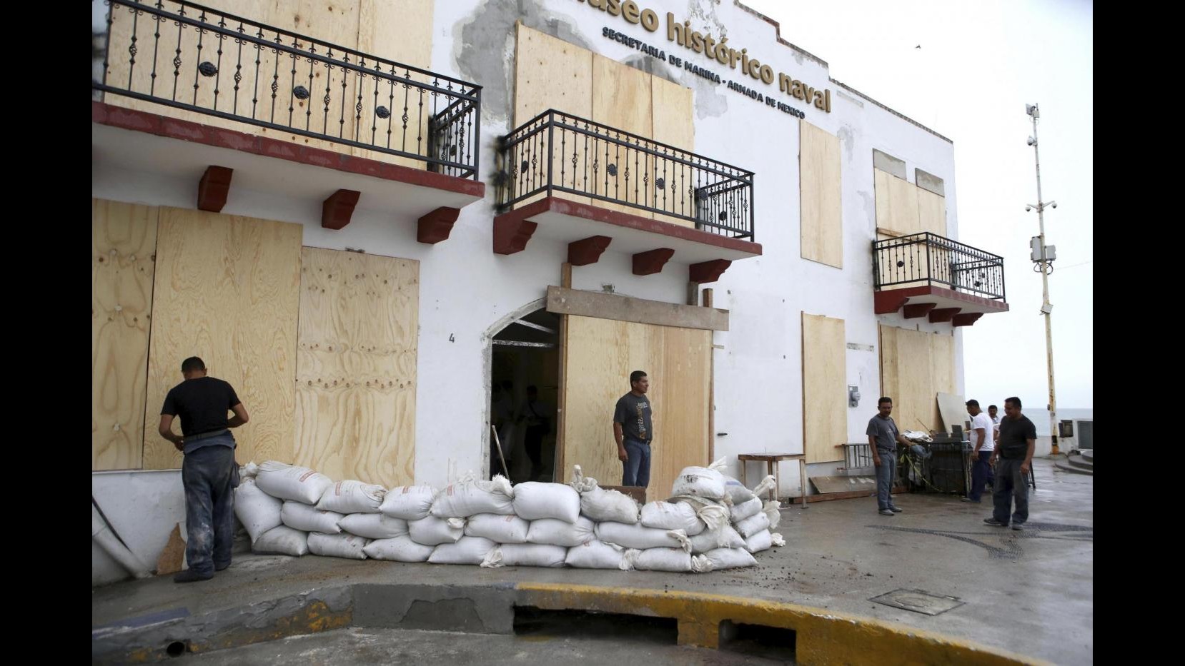 Messico, arriva ‘Patricia’: l’uragano ha perso potenza, ma è ancora allarme