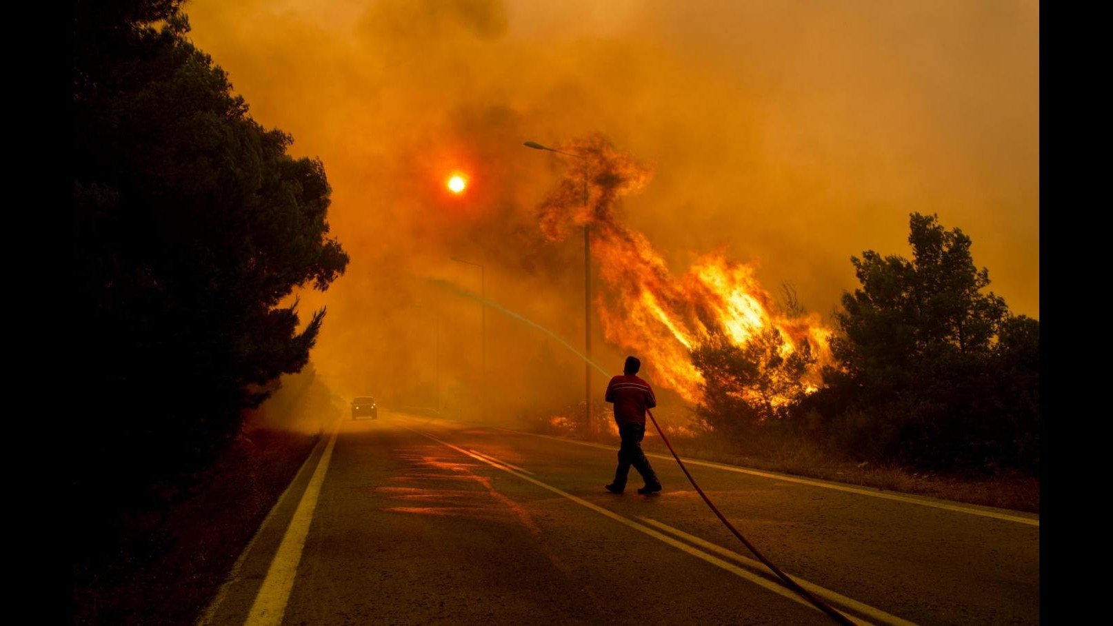 Incendio nel Peloponneso, situazione ancora grave: un morto