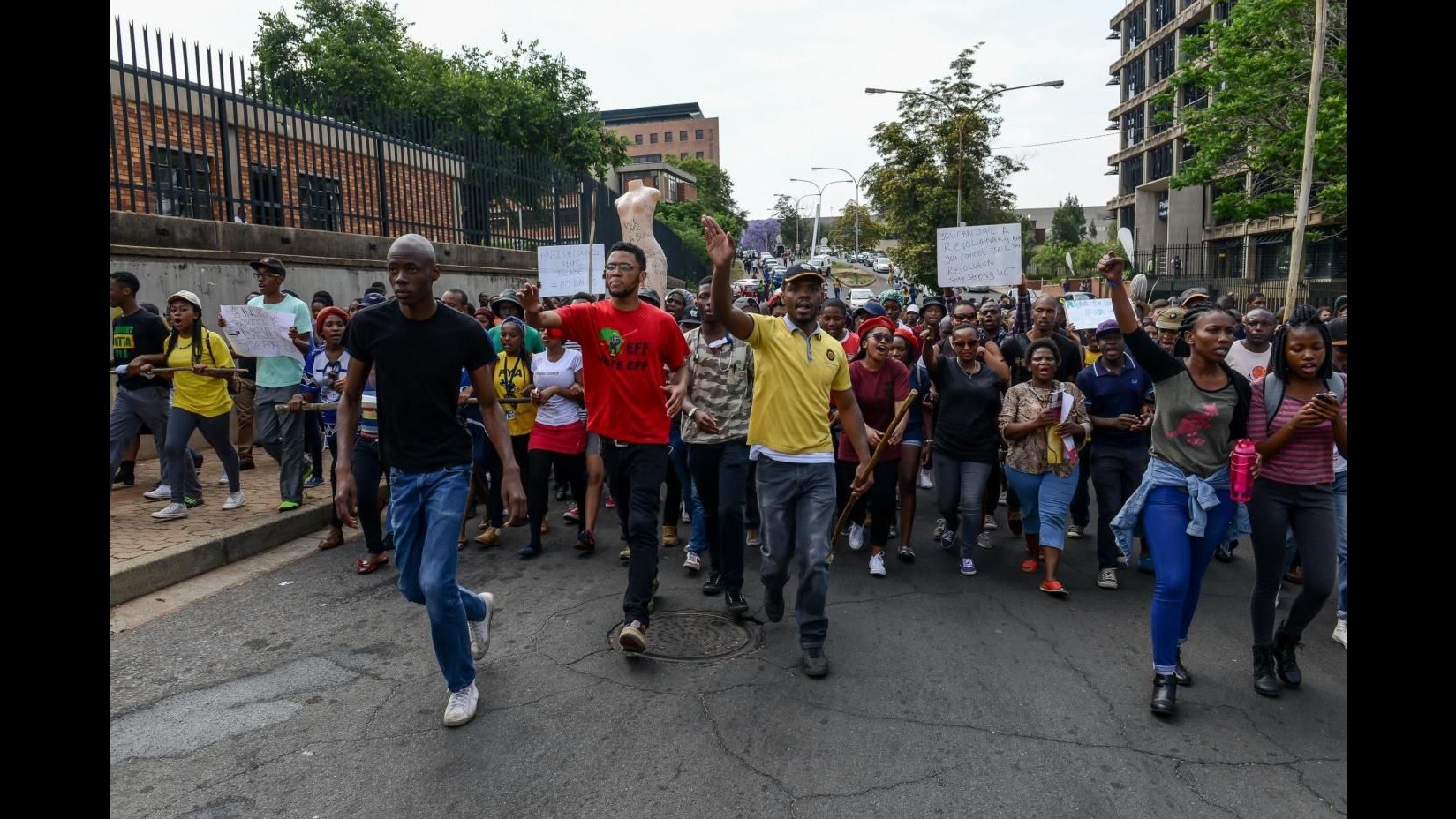 Sudafrica, studenti contro aumento rette: polizia usa granate. Zuma congela tasse