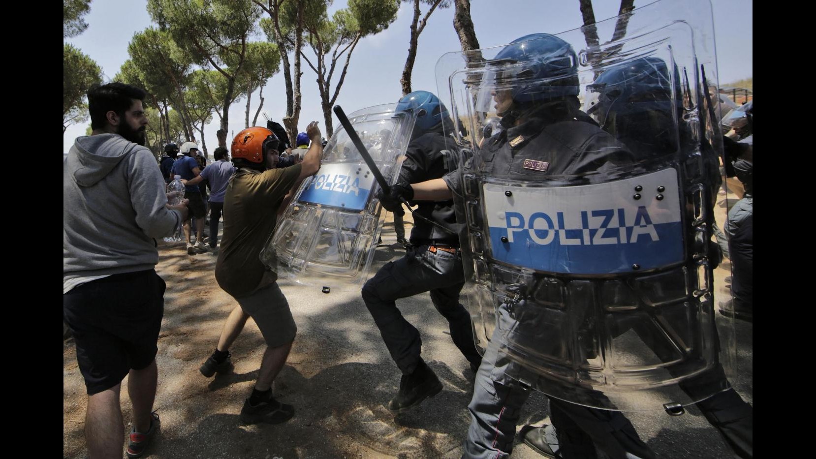 Roma, rivolta anti-profughi a Casale San NicolaDue arresti e quattordici feriti negli scontri