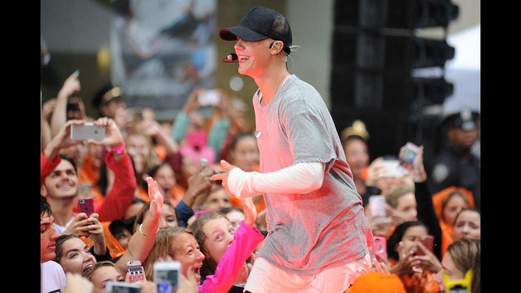 Bieber sostiene Ed Sheeran alla prima di ‘Jumpers for Goalposts’