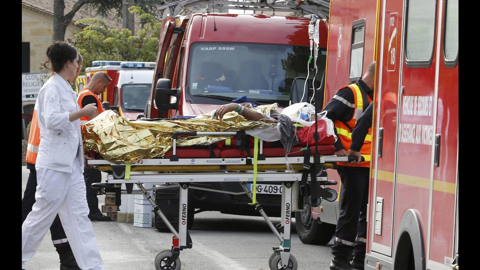 Francia, scontro bus-tir: 43 vittime. Morti nel fuoco anziani in gita, trovato il corpo di un bimbo