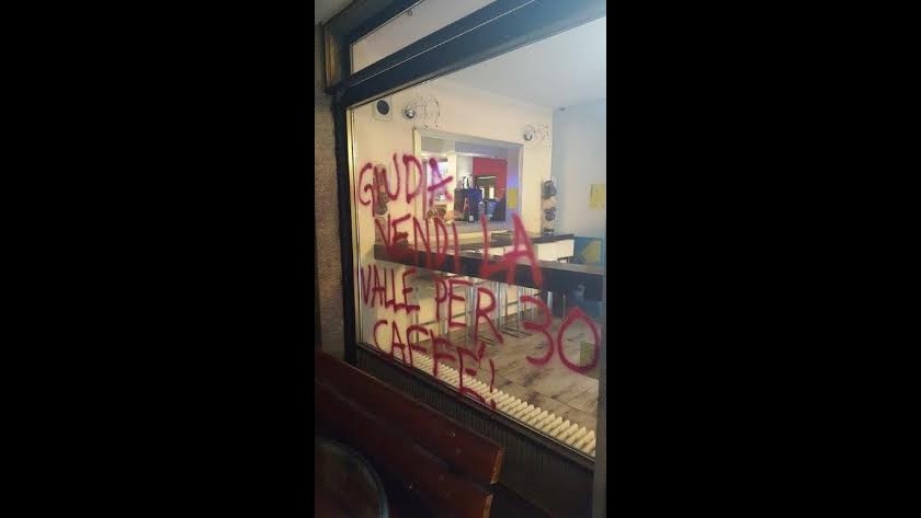 Tav, “Vendi la valle per 30 caffè”: con spray danneggiano bar a Chiomonte