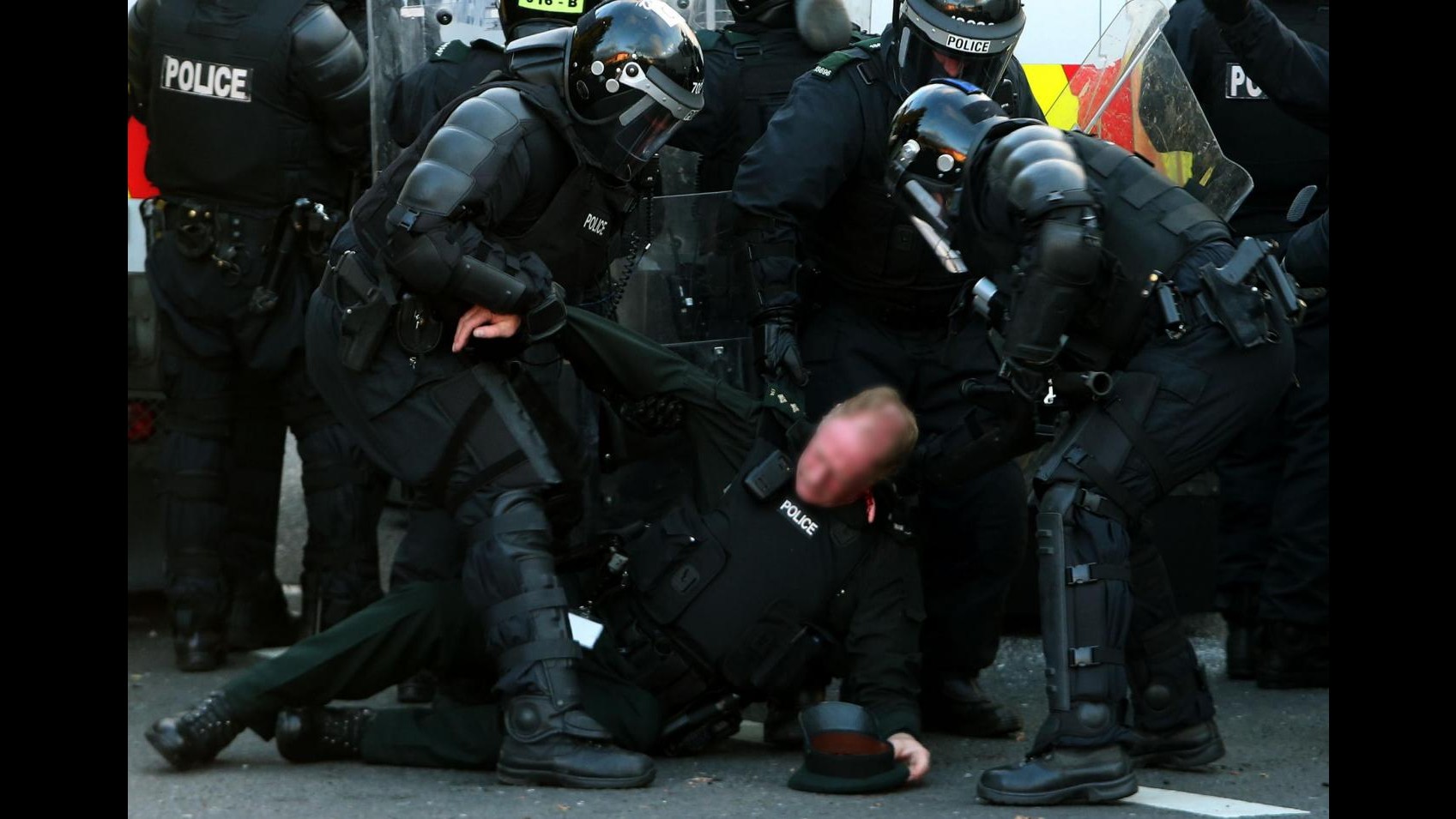 Nord Irlanda, ancora scontri a Belfast: 2 agenti feriti, 16enne arrestata