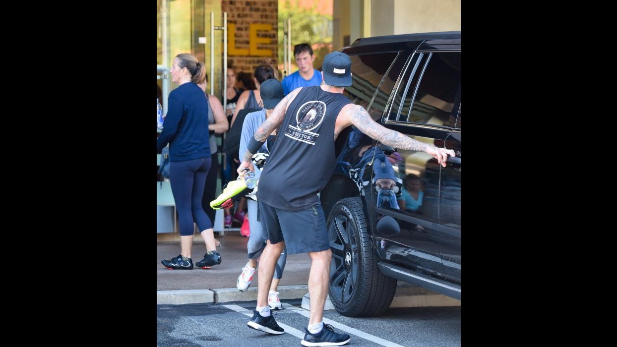 Beckham, gentleman d’altri tempi: apre portiera alla moglie