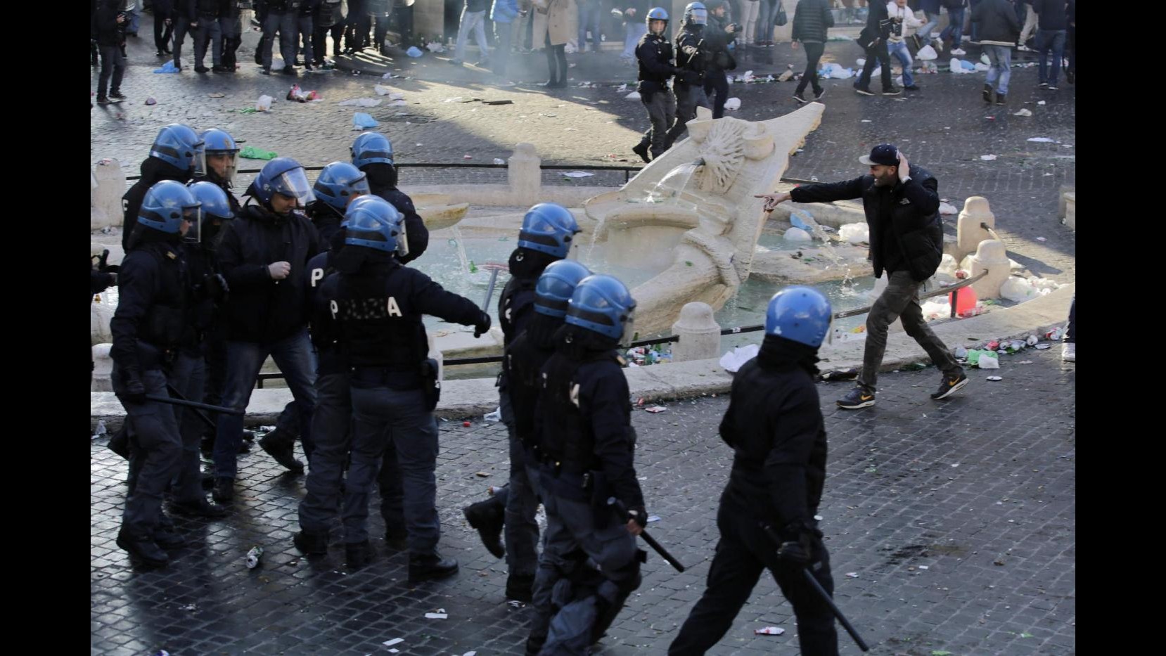 Roma, al via processo a ultrà del Feyenoord per i danni a piazza di Spagna