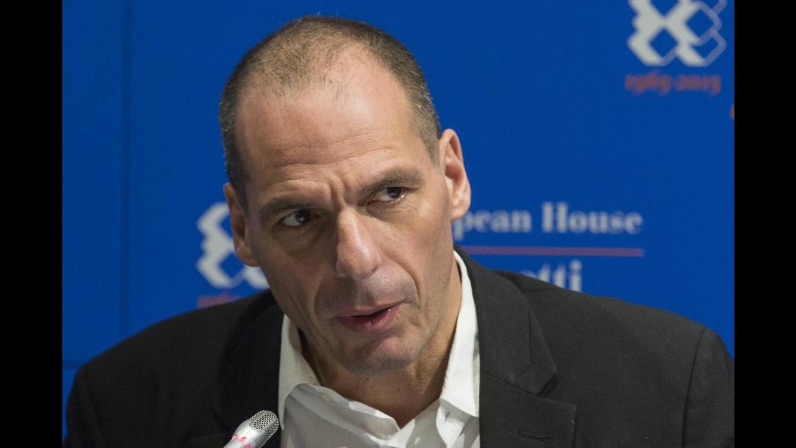 Grecia, l’ex ministro Varoufakis all’attacco: Firmato un accordo di resa