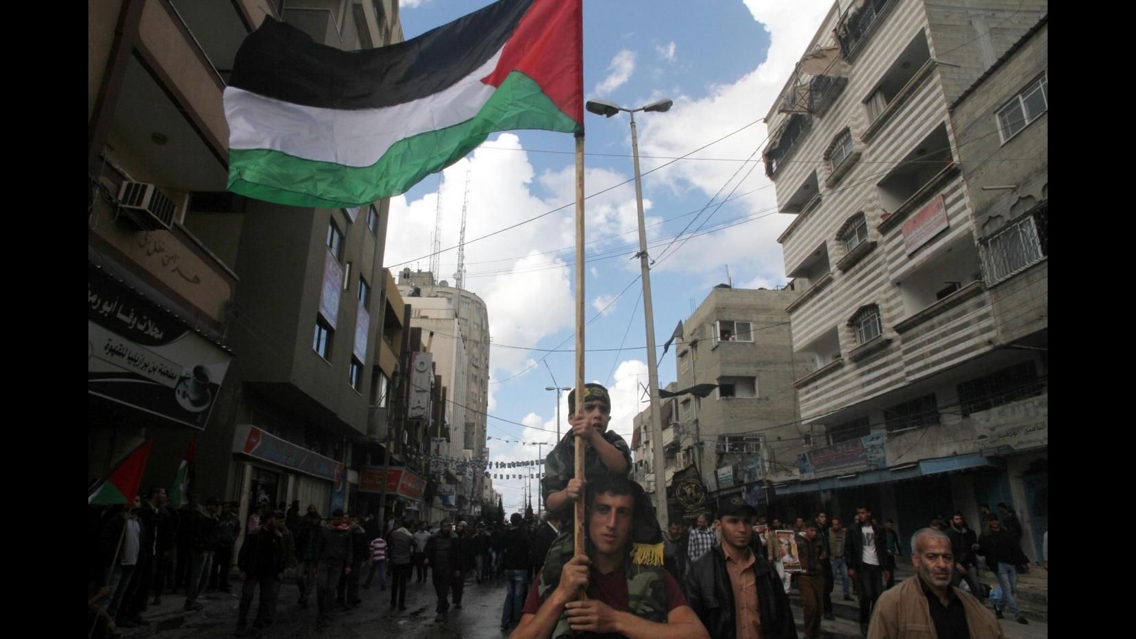 Medioriente, scontri su Striscia Gaza: morto 17enne palestinese