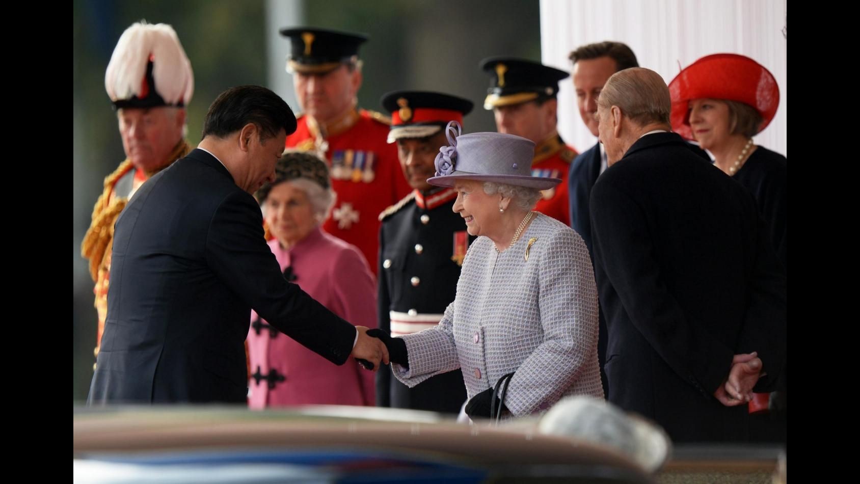 Londra, presidente cinese Xi a Buckingham Palace su carrozza dorata