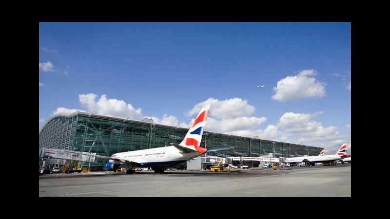 Londra, caos a Heathrow: ecologisti bloccano la pista, voli cancellati