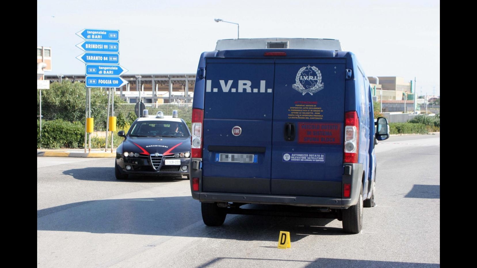 Bari, banditi assaltano armati un portavalori: spari e auto incendiate in strada