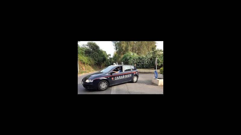 Rubano lettini e ombrelloni da una piscina nel cuneese, arrestati