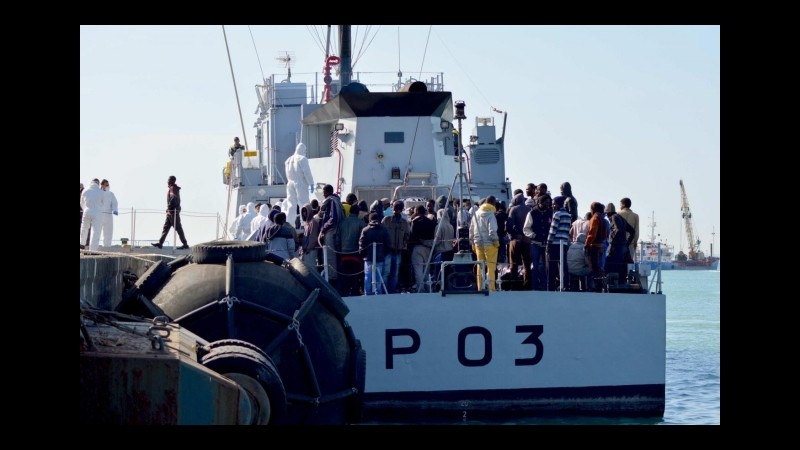 Rientrata a Palermo una nave con 12 cadaveri e 717 migranti