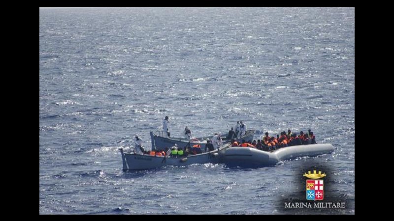Migranti, Marina soccorre gommone: 8 corpi senza vita, 113 salvati
