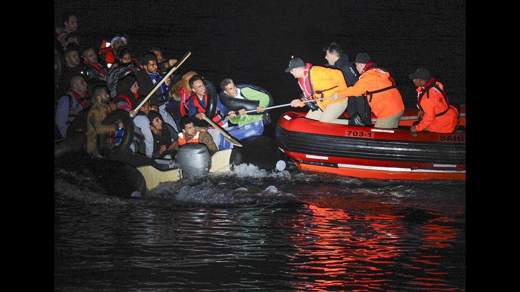 Migranti, nuova tragedia nell’Egeo: 5 morti, 3 sono bimbi